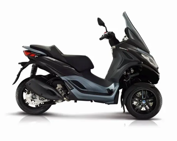 Trójkołowy skuter Piaggio MP3 300 HPE w kolorze grafitowym, z detalami podkreślającymi jego sportowy charakter. Idealny do miasta, z uwzględnieniem piaggio mp3 300 dane techniczne.
