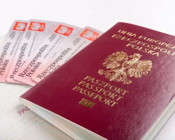 Polski paszport i kilka dowodów osobistych. Czy do Irlandii potrzebny jest paszport? Tak, dla obywateli spoza UE.