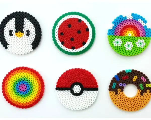 Urocze pyssla wzory: pingwin, arbuz, tęcza z kwiatkami, tęczowe koło, pokeball i pączek.
