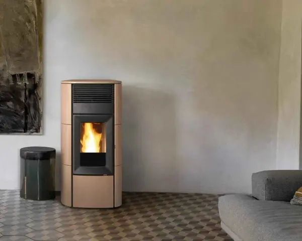 Stufa a pellet idro, elegante e moderna, con fiamme vive. Può funzionare senza acqua, offrendo calore e stile.