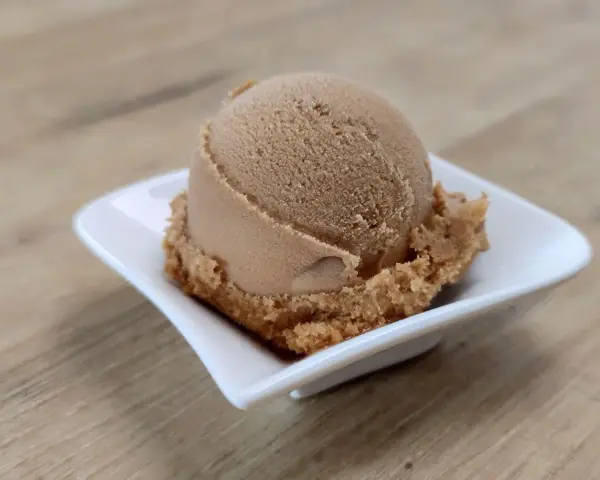 Ein Löffel cremiges Cola-Eis, perfekt für alle, die Cola Eis selber machen wollen.