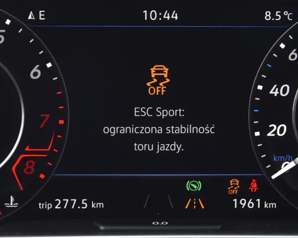 Na desce rozdzielczej świeci się kontrolka ESP OFF, informując o ograniczonej stabilności toru jazdy w trybie ESC Sport.