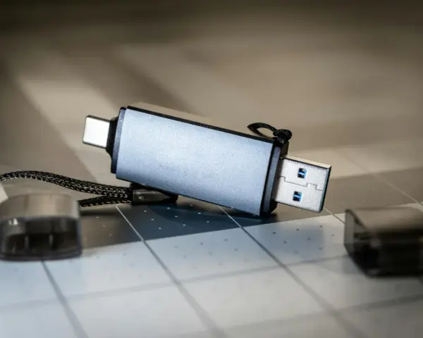 Pendrive z dwoma złączami, gotowy do wywoływania zdjęć. Idealny do przenoszenia wspomnień.