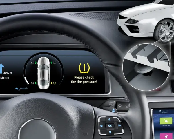 Cruscotto auto con avviso di controllare tpms. Indicatore di pressione pneumatici basso e simbolo di attenzione.