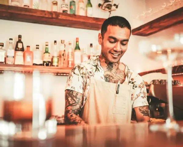 Barman w hotelu: 4950 PLN brutto to początek! Jak zwiększyć zarobki?
