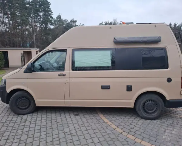 Kamper w piaskowym kolorze, pomalowany Raptor. Zastanawiasz się, ile kosztuje malowanie auta Raptor?