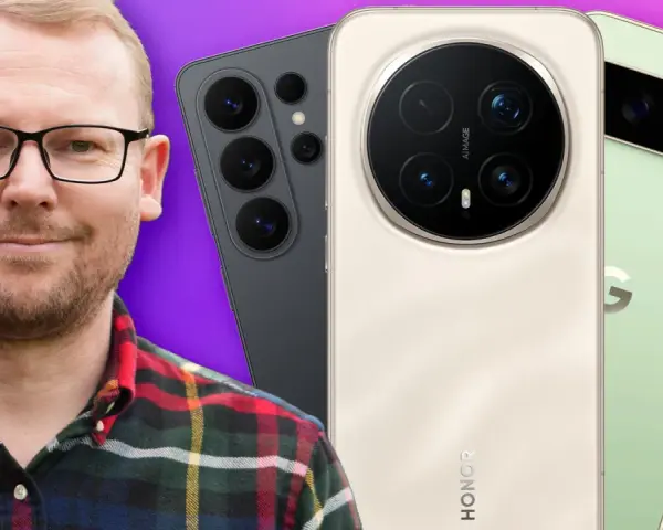 Mann mit Brille und kariertem Hemd vor drei Smartphone-Kameras.