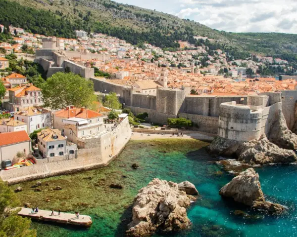Dubrovnik, con le sue mura imponenti e il mare cristallino, è un must per chi cerca cosa vedere in Croazia.