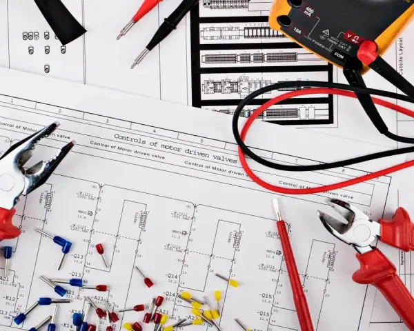 Narzędzia i schemat elektryczny. Kluczem jest prawidłowa instalacja elektryczna.