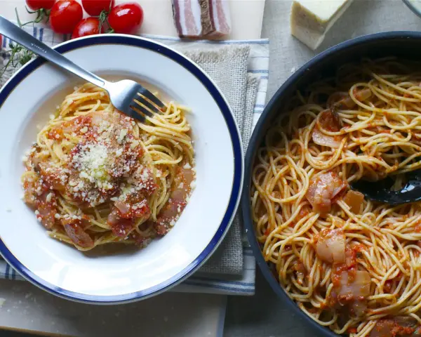 Pyszne spaghetti z sosem pomidorowym i guanciale, idealne na obiad. Oto przepis na Pasta Amatriciana!