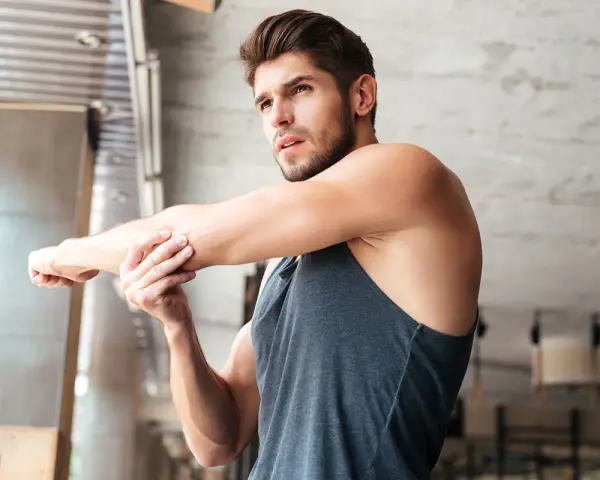 Uomo che si allena, sport contro ansia. Stretching per liberarsi dalle tensioni.