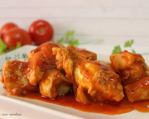 Sabroso pollo con tomate, cocinado a fuego lento hasta que la carne esté tierna y la salsa de tomate haya espesado.
