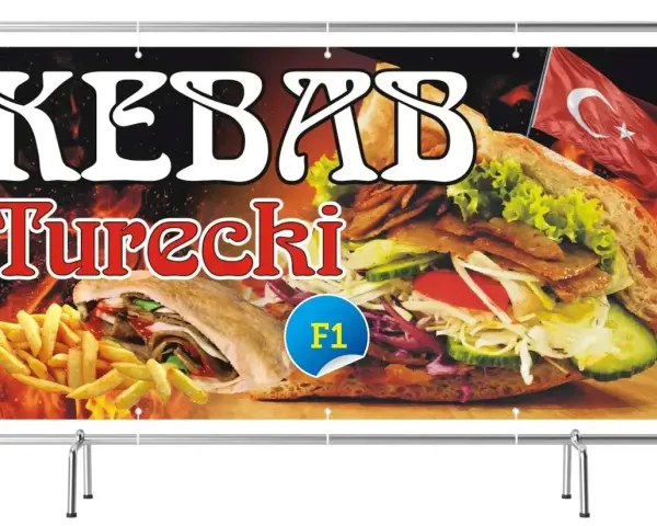 Kebab turecki z frytkami i flagą Turcji na tle płomieni.