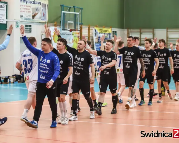 Drużyna piłkarzy ręcznych SKPR Świdnica, w tym adam chmiel, pozdrawia kibiców po meczu.
