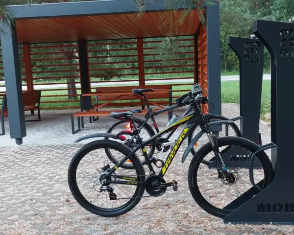 Miejsce obsługi rowerzystów z wiatą i stojakami. Dwa rowery czekają na dalszą podróż.