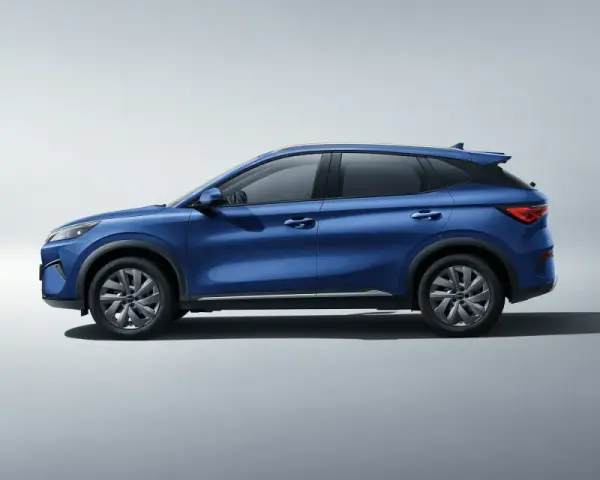 Niebieski BYD atto 3, nowoczesny SUV, prezentuje swój dynamiczny profil na jasnym tle.