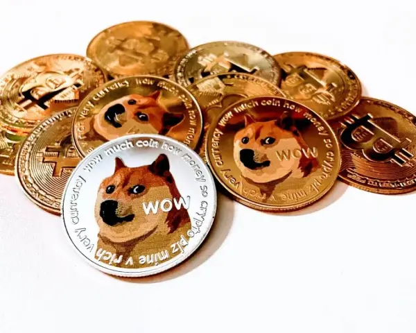 Kryptowaluta Doge w postaci złotych i srebrnych monet, z wizerunkiem psa Shiba Inu i napisem "WOW".