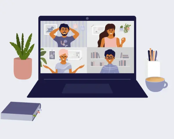 Un incontro da remoto con quattro persone in videochiamata su un laptop. Sullo sfondo, una pianta, una tazza di caffè e un quaderno.