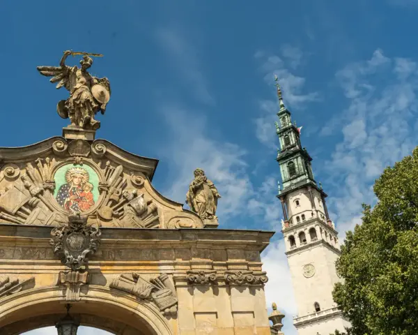Brama klasztoru ojców paulinów Jasna Góra z mozaiką Matki Boskiej i wieżą.