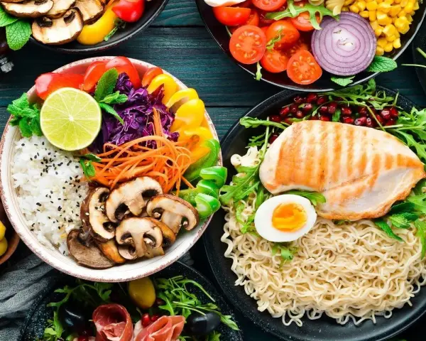 Kolorowe miski pełne warzyw, ryżu i kurczaka. Idealne na zdrowe posiłki, inspirujące dieta dash przepisy.