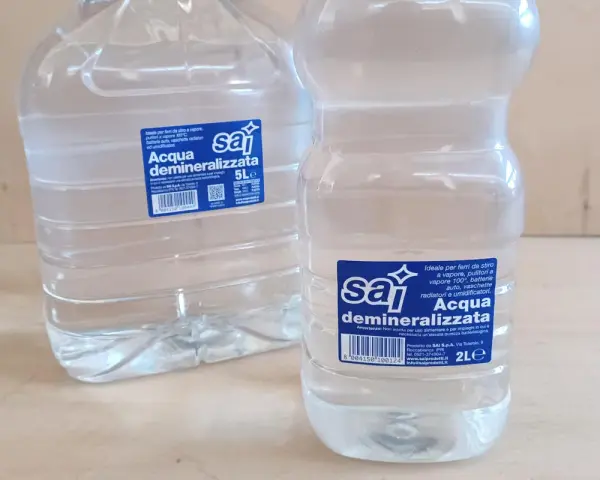 Due bottiglie di acqua demineralizzata, ideale per ferri da stiro e umidificatori.