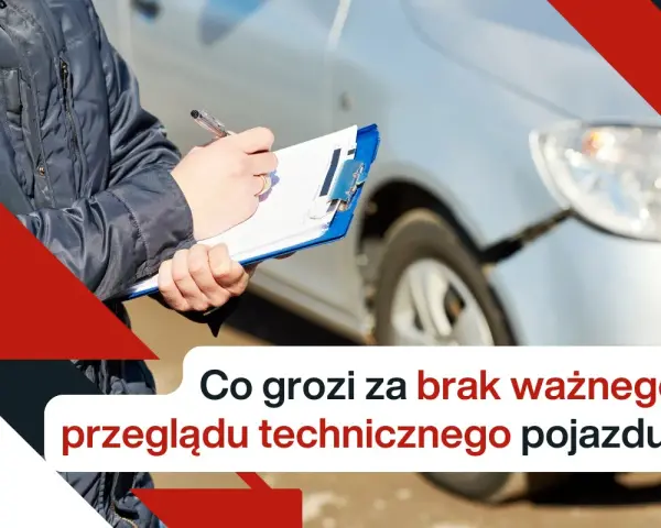 Osoba z notatnikiem obok uszkodzonego samochodu. Co grozi za brak ważnego przeglądu technicznego pojazdu?