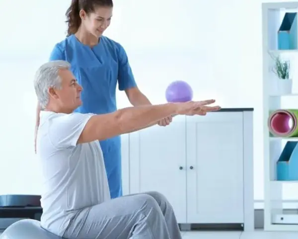 Skierowanie do fizjoterapeuty: NFZ wymaga, prywatnie nie!