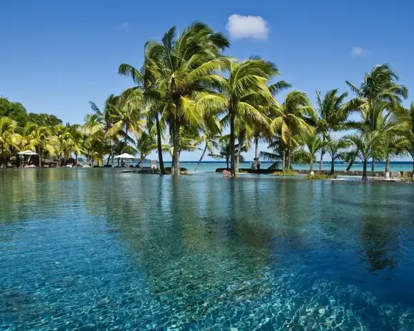 Luksusowy basen z palmami w tle, idealne miejsce na wakacje na Mauritiusie w lutym.