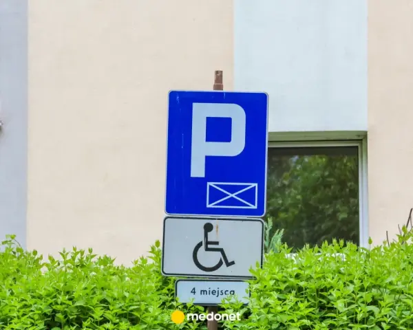 Znak parkingowy dla niepełnosprawnych. Orzeczenie o niepełnosprawności daje dostęp do takich miejsc.