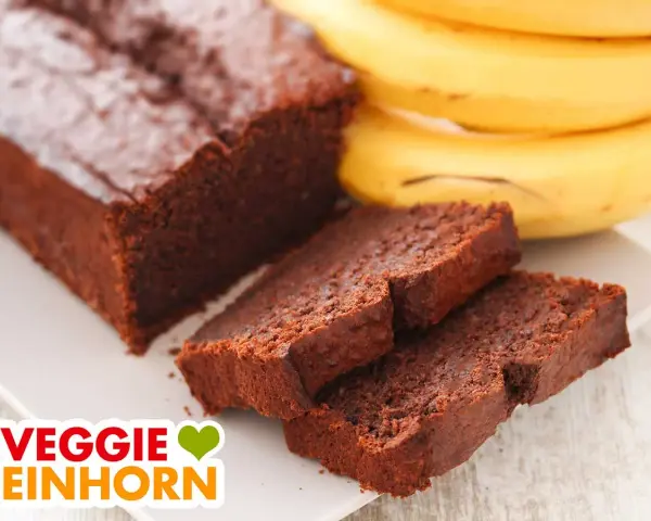 Saftiger schoko bananen kuchen vegan, daneben ein paar reife Bananen. Perfekt für Naschkatzen!