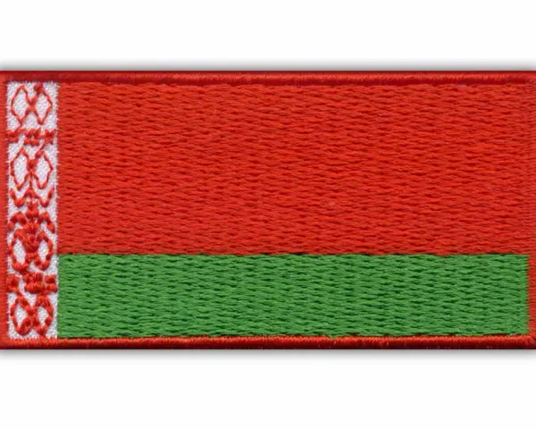 Naszywka z flagą Białorusi. Czerwony pas na górze, zielony na dole, a po lewej stronie biało-czerwony wzór.