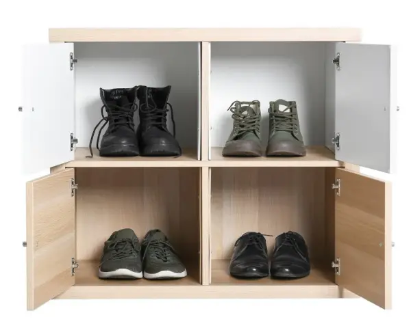 Scarpiera fai da te con quattro vani. In alto: stivali neri e scarponcini verdi. In basso: sneakers verdi e scarpe eleganti nere.
