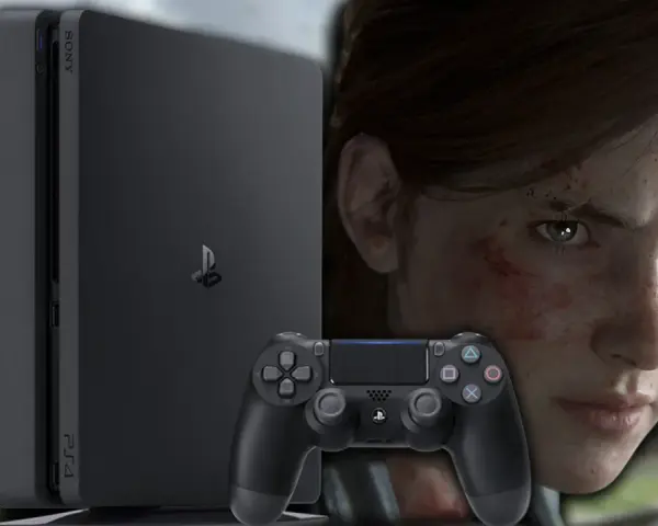 Ellie, con heridas visibles, mira fijamente mientras un mando de PS4 y la consola se colocan delante de ella, evocando la intensidad de the last of us serie.