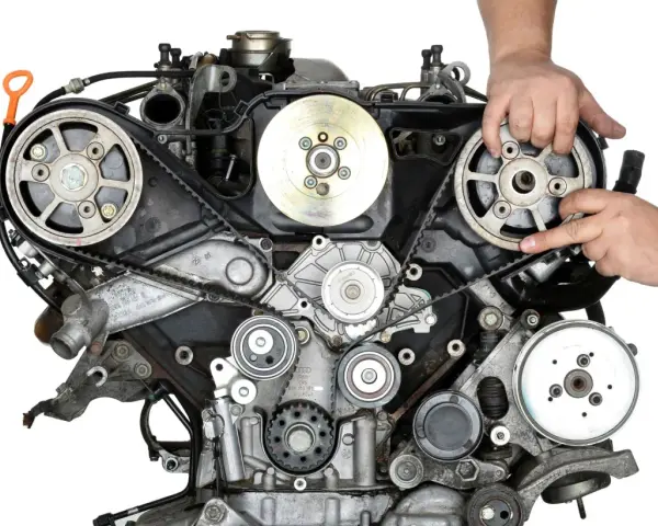 Mechanik sprawdza stan paska rozrządu w silniku 1.9 TDI. Dowiedz się, jaki jest wymiana rozrządu 1.9 tdi koszt.