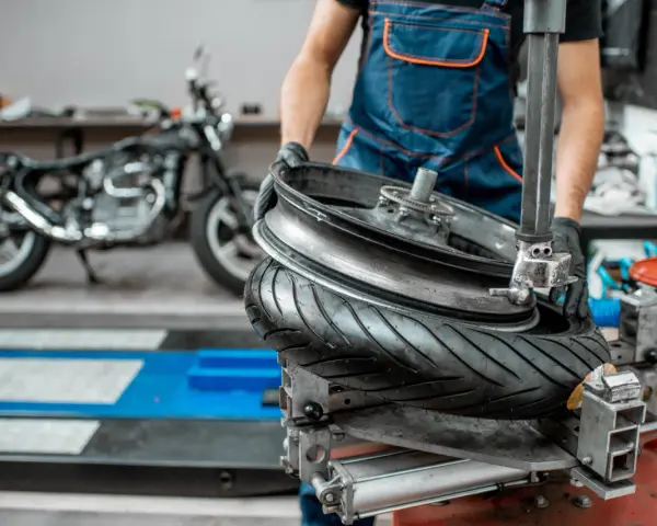 Ciśnienie w oponach motocykla: Jak unikać błędów i jeździć bezpiecznie?