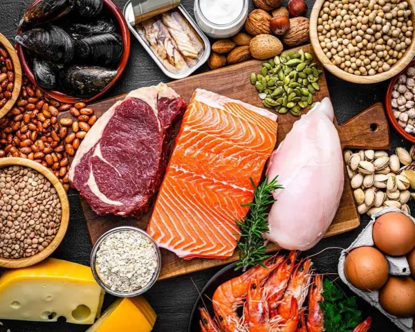 En mångfald av proteinkällor: biff, lax, kyckling, räkor, ägg, nötter, frön, bönor, linser och ost. Bra för att veta hur mycket protein per dag.