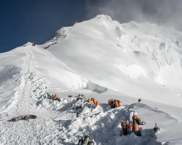 Everest: la montagna più alta, sfide, costi e segreti