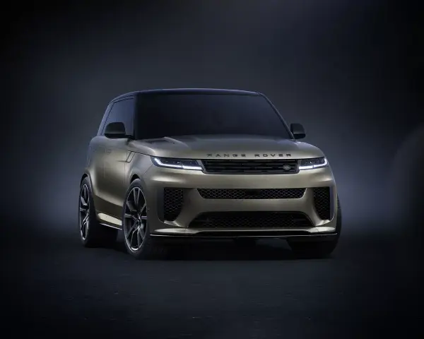 Range Rover Sport color oro con cerchi da 22 pollici originali, un'eleganza sportiva che cattura lo sguardo.