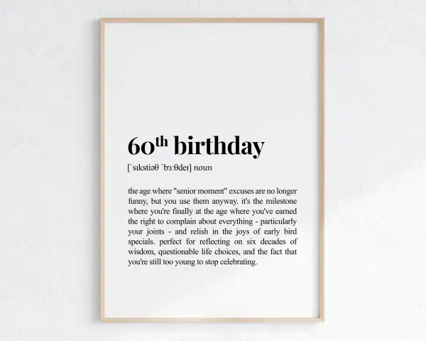 Gerahmtes Poster mit der Definition von "60. Geburtstag" in schwarzer Schrift auf weißem Hintergrund.