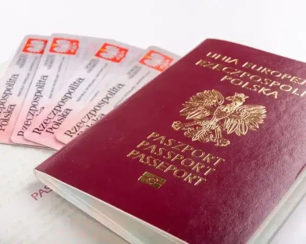 Polski paszport i kilka dowodów osobistych. Czy do Danii potrzebny jest paszport? Tak, jeśli nie jesteś obywatelem UE.