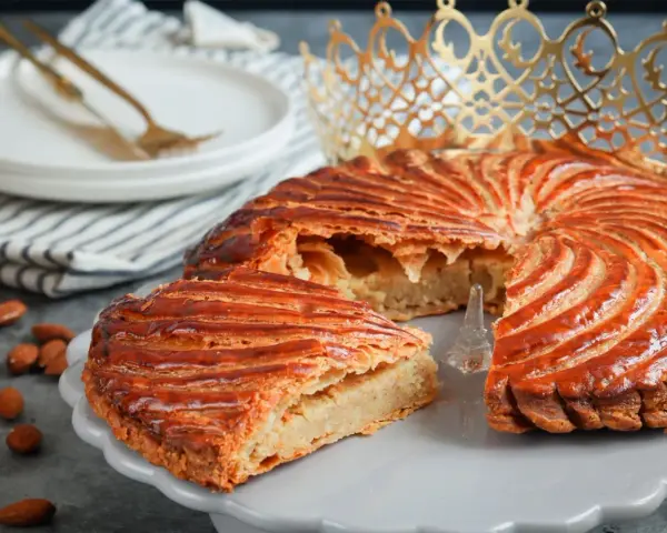 En Francia hay reyes magos, celebrados con esta deliciosa galette des rois, coronada con una dorada corona.