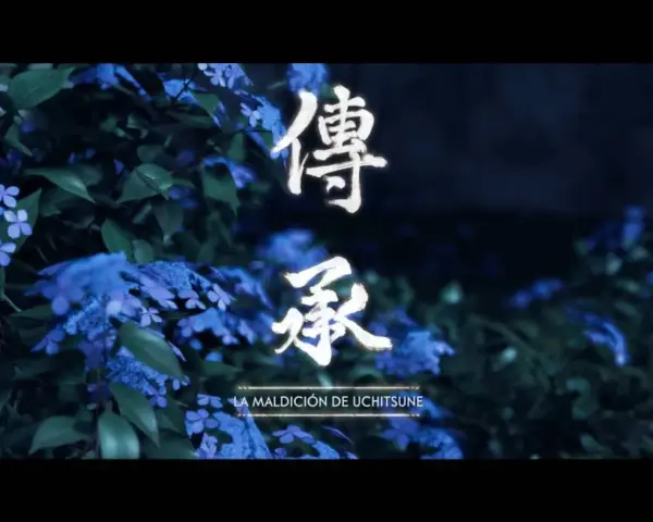 Flores azules y verdes rodeando kanjis blancos. Debajo, el texto "LA MALDICIÓN DE UCHITSUNE" evoca un misterio ancestral.