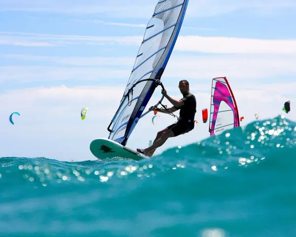 Jak dobrać żagiel do windsurfingu? Uniknij 5 błędów!