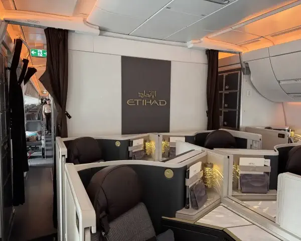 Luksusowe fotele w klasie biznes Etihad Airways. Pozytywne etihad airways opinie potwierdza ten widok.