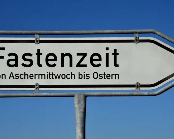 Wegweiser "Fastenzeit" mit der Angabe "Von Aschermittwoch bis Ostern".