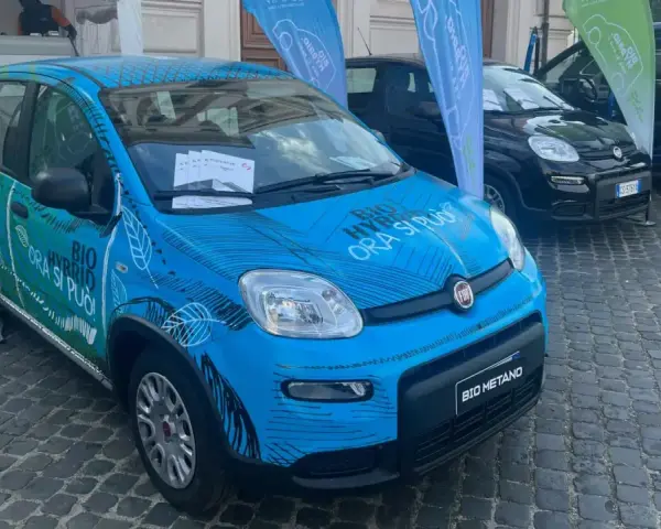 Una Fiat Panda blu con grafica "BIO HYBRID ORA SI PUÒ" e "BIO METANO". Un'auto ecologica che passa da metano a benzina da sola.