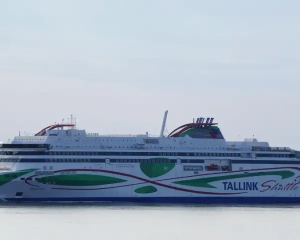 Prom Tallink Shuttle "Megastar" płynie po Bałtyku, łącząc Tallin z Helsinkami.
