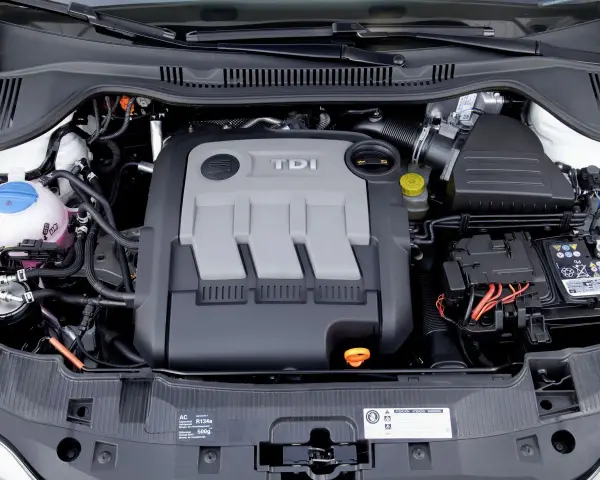 Silnik 1.4 TDI z widocznym osprzętem, akumulatorem i płynem chłodniczym.