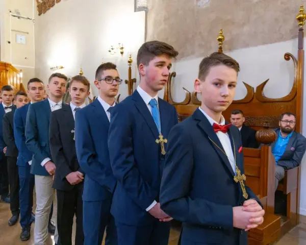 Chłopcy w garniturach, gotowi na bierzmowanie. Elegancki strój na bierzmowanie dla świadka i jego kolegów.