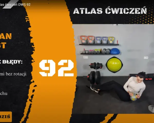 Kobieta wykonuje Russian twist z odważnikiem, ćwicząc mięśnie brzucha. Zobacz, jak uniknąć błędów i osiągnąć najlepsze efekty!